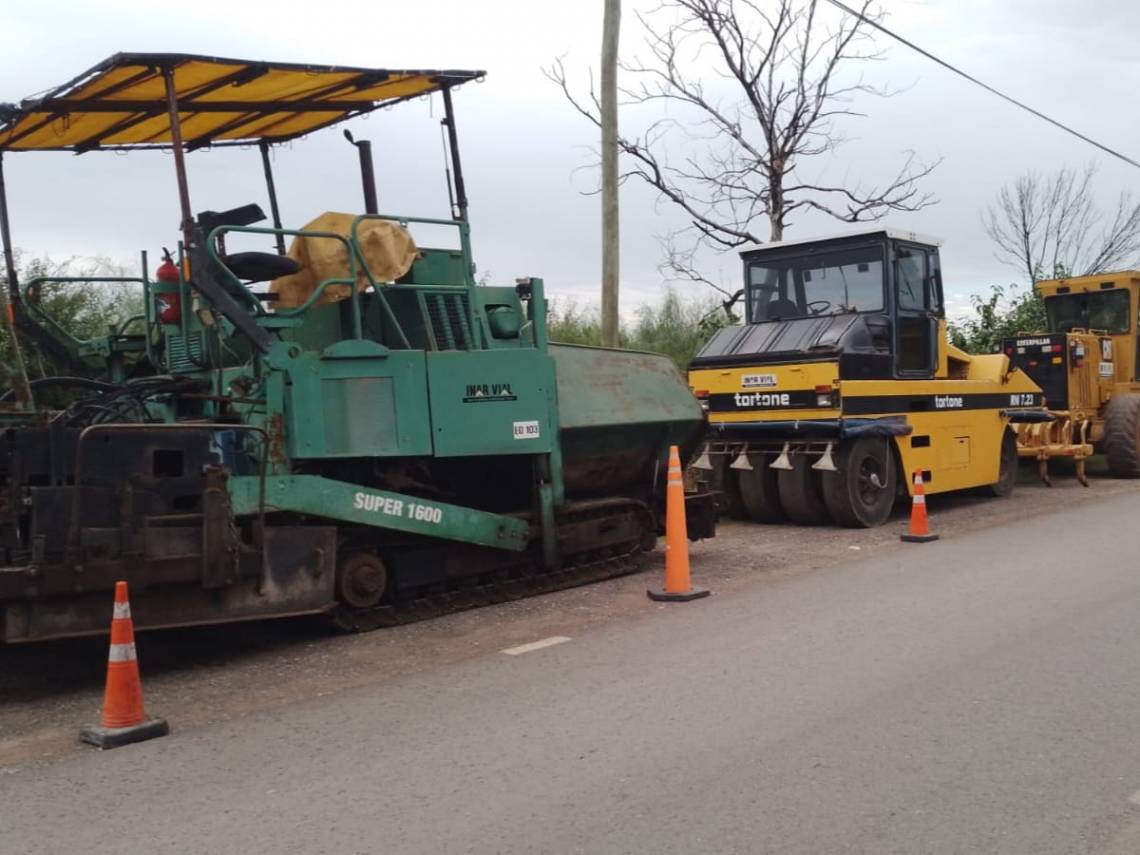 Las máquinas al costado del Acceso Norte, trabajan en horario nocturno. (Foto: Gentileza)