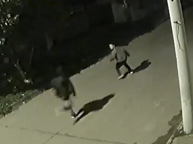 Captura de la imagen de video, en la que se observa a Nahuel corriendo tras el delincuente.