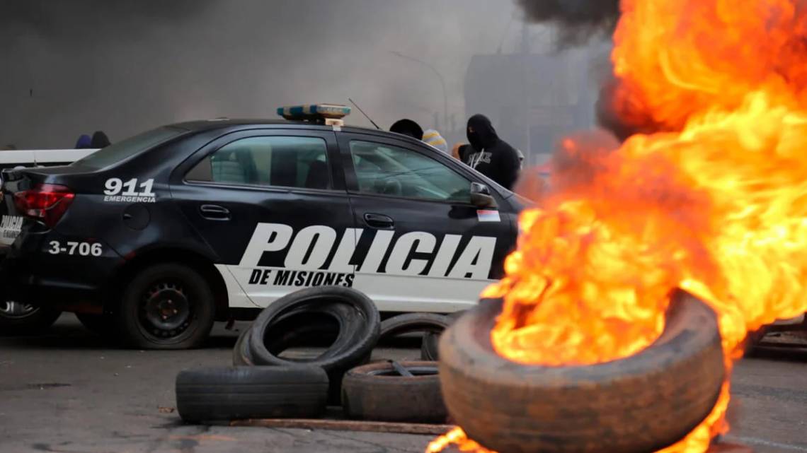 Séptimo día de conflicto en Misiones: siguen los reclamos salariales y el gobierno amenaza con echar a los policías que protestan
