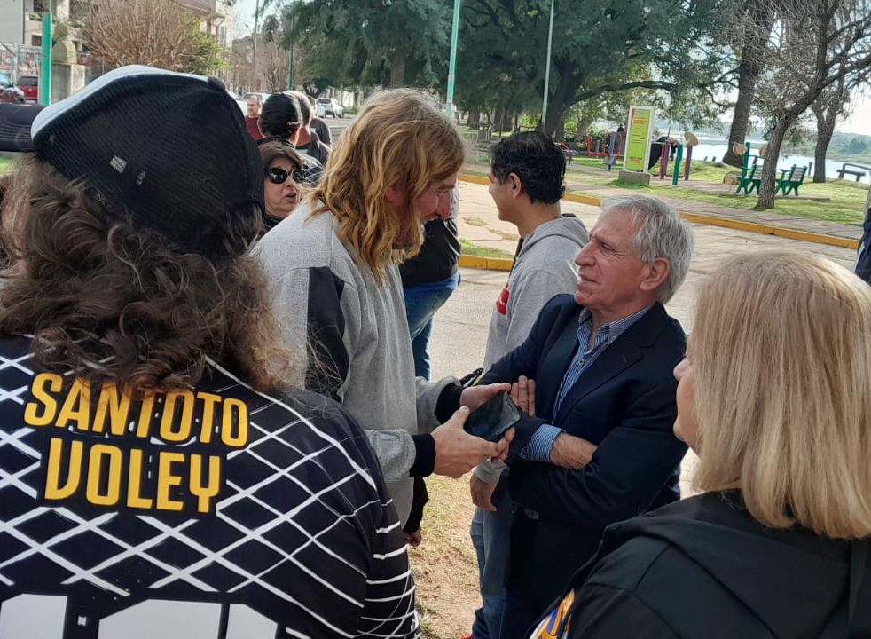 El concejal Fernando Alí, junto a directovos de la institución. 