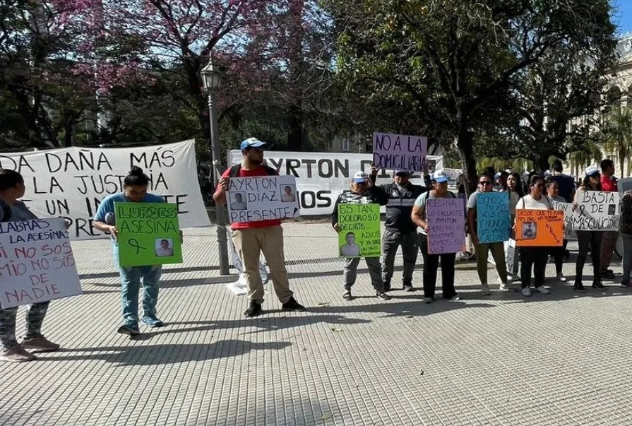 Familiares y allegados de Ayrton Díaz se manifestaron frente a Tribunales. (Crédito: Aire Digital)