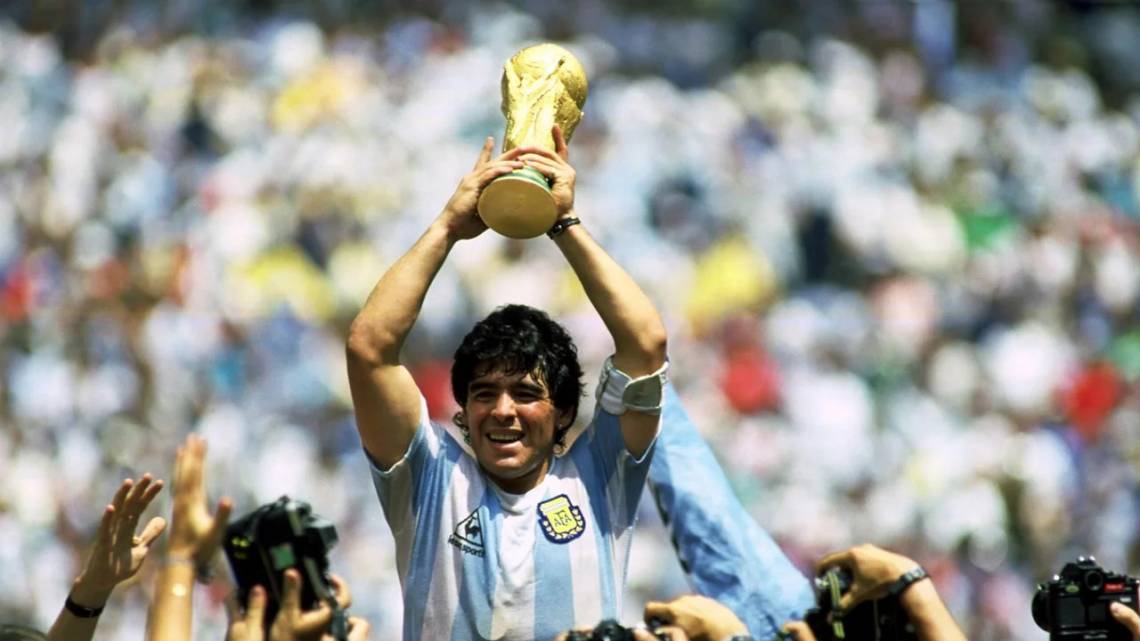 Maradona y la Copa del Mundo, una postal eterna. (Foto: REUTERS)