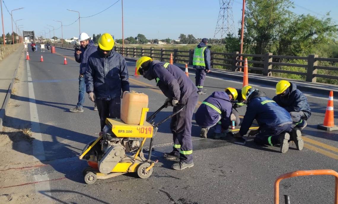 Las obras de reparación en el puente Carretero avanzan, pero todavía no llegan al sector más afectado