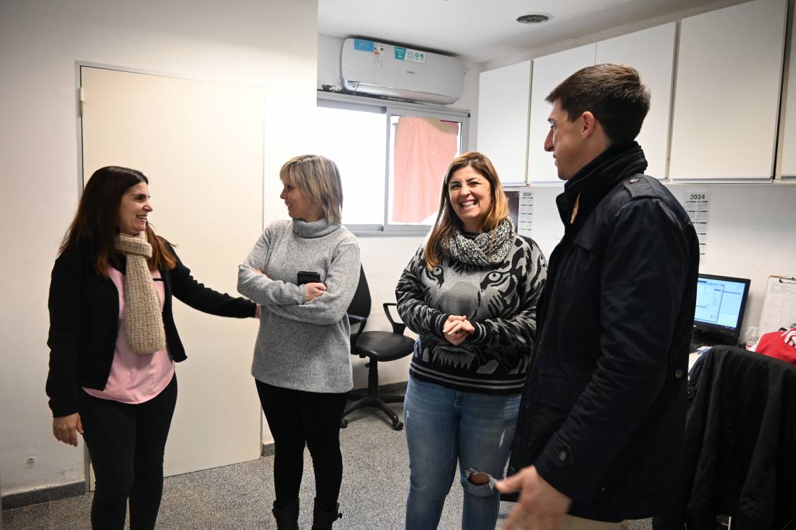 Paco Garibaldi entregó equipamiento para aclimatar la sala de espera de los consultorios del Hospital SAMCo