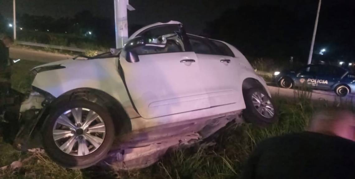 Violento accidente en la autopista: se quedó dormido y chocó con una columna de iluminación