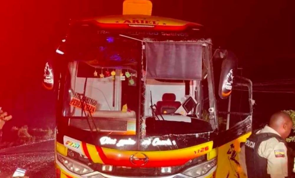 Al menos siete muertos y 22 heridos deja volcadura de autobús en centro de Ecuador