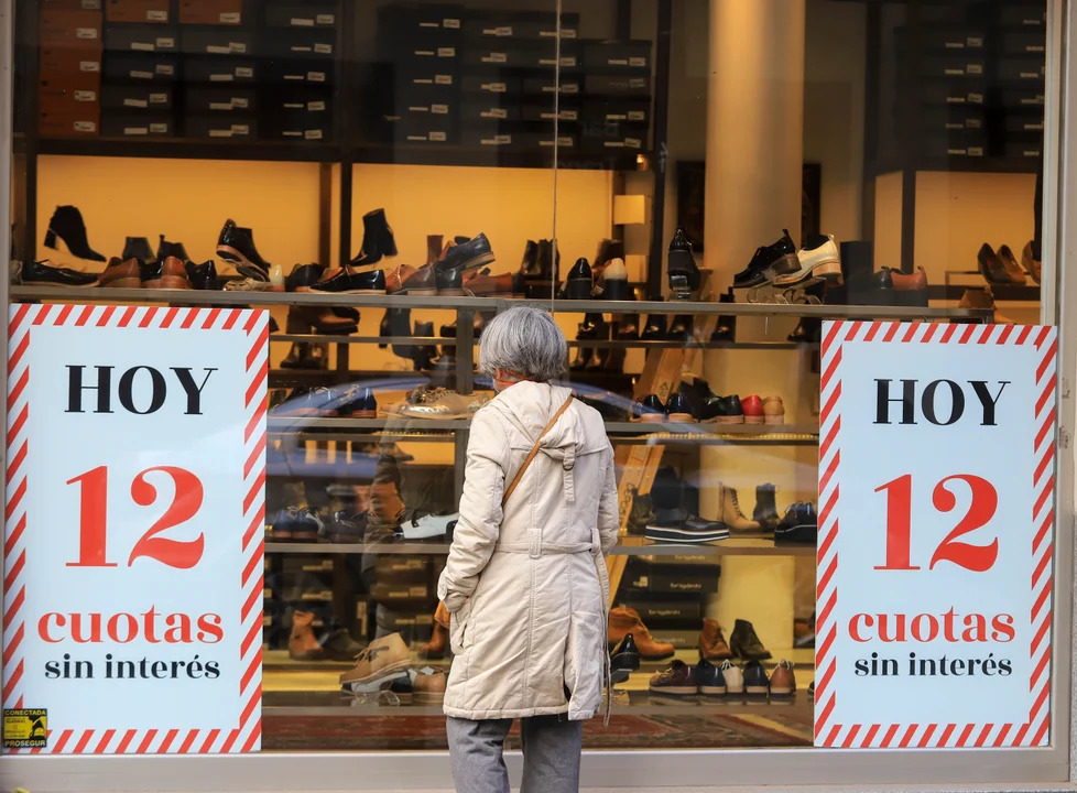 Las ventas minoristas crecieron un 17,7% interanual en diciembre pero terminaron el año 10% abajo del 2023