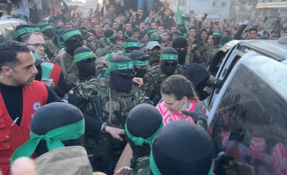 El grupo terrorista Hamas liberó en Gaza a las primeras rehenes israelíes