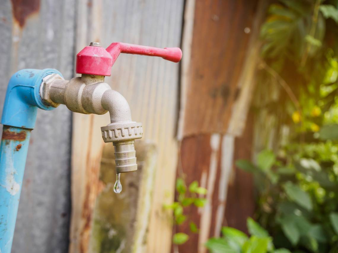 Casi un mes sin presión en el servicio de agua: la dura realidad de los vecinos de barrio Dos Rutas
