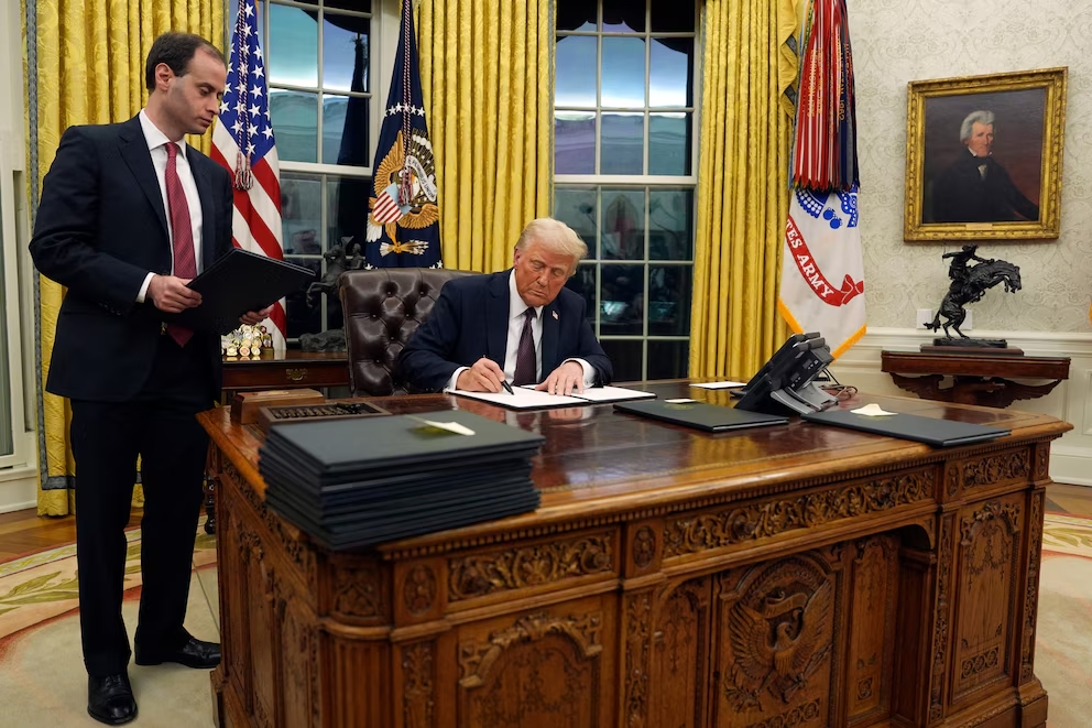 Migración, economía y cambio climático: las primeras órdenes ejecutivas firmadas por Trump a su llegada a la Casa Blanca