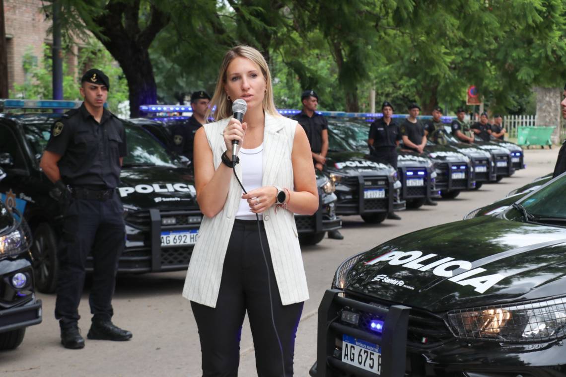 Provincia entregó 20 móviles policiales para el departamento La Capital