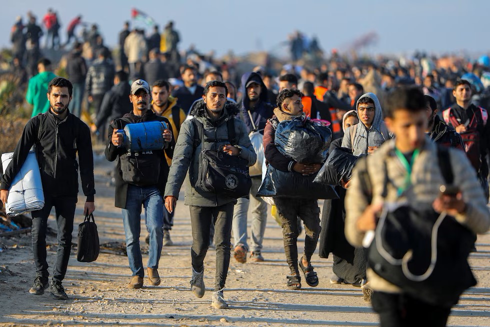 Miles de palestinos desplazados regresan al norte devastado de Gaza
