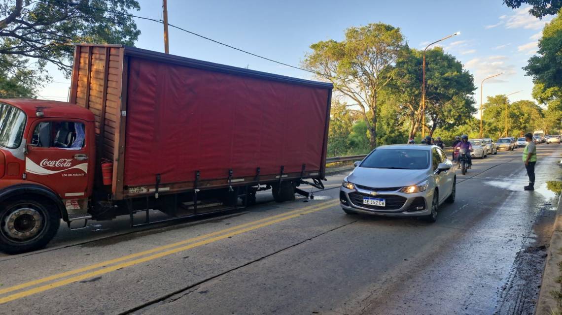 Puente Carretero: el camión que generó demoras fue retirado después de horas de complicaciones