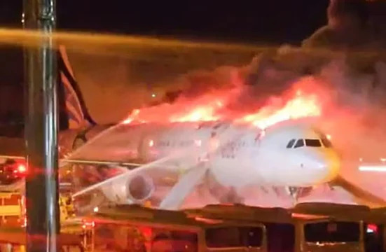 Pánico en Corea del Sur: un avión se prendió fuego antes de despegar