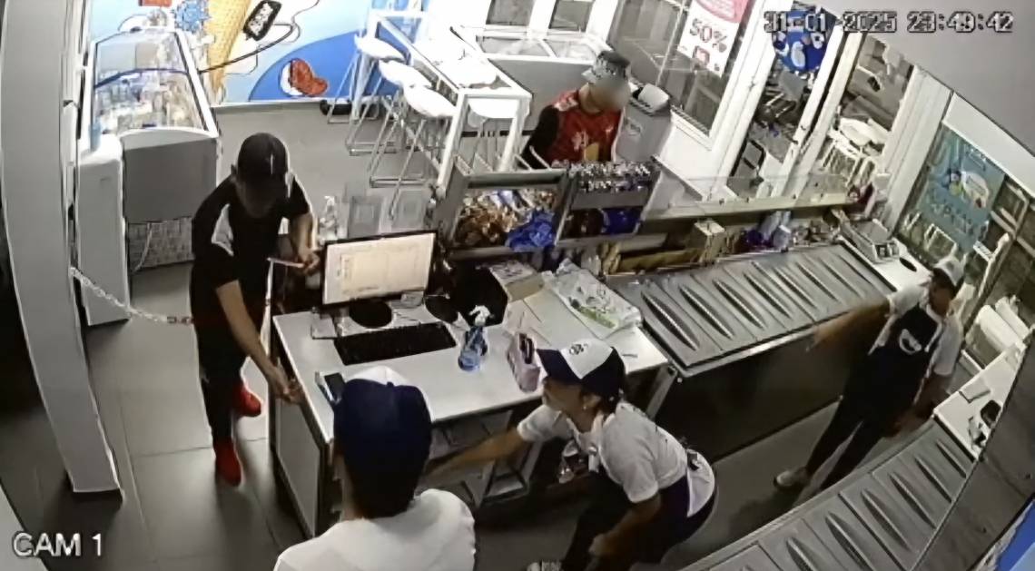 Violento asalto en una heladería: ladrones armados robaron dinero y un celular