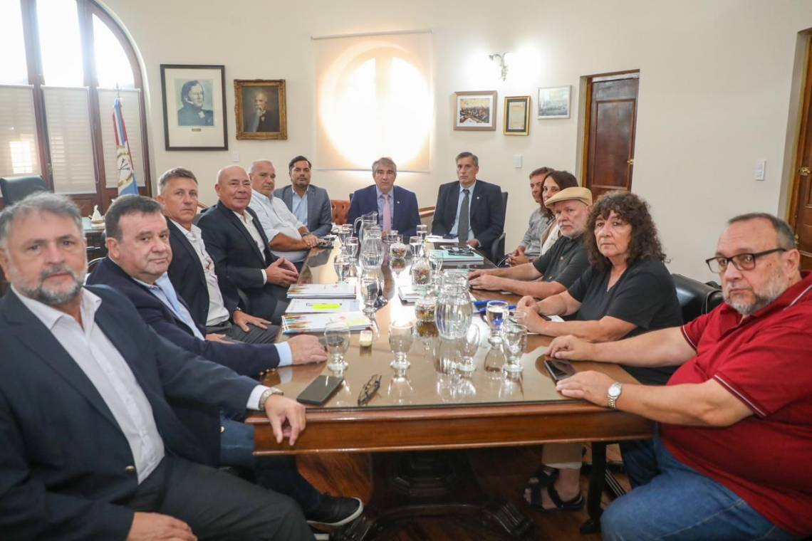 Sin propuesta salarial, Provincia y gremios se reunieron en el marco de la paritaria central