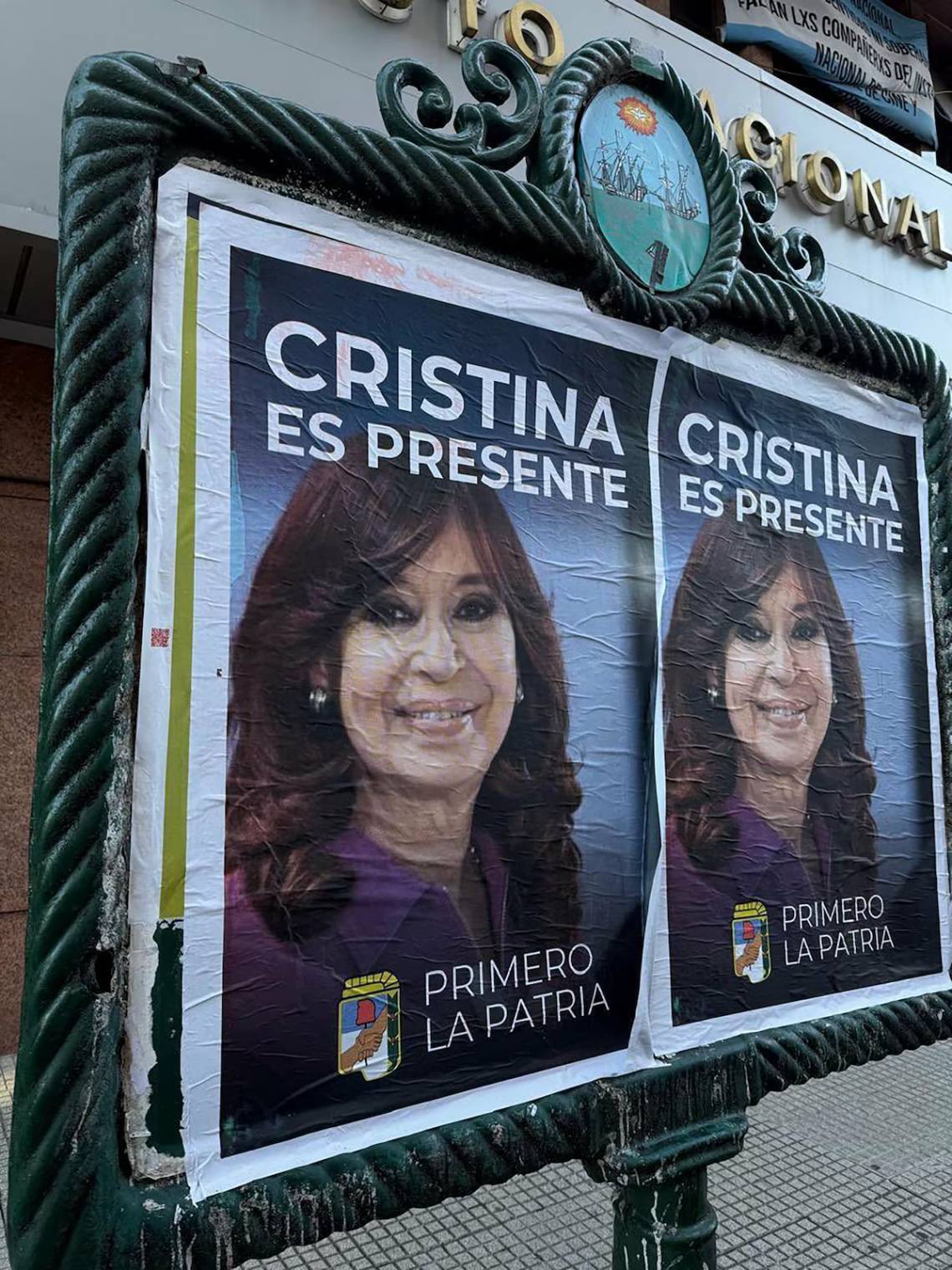“Cristina es presente”: aparecieron afiches en CABA que impulsan la candidatura de la ex presidenta
