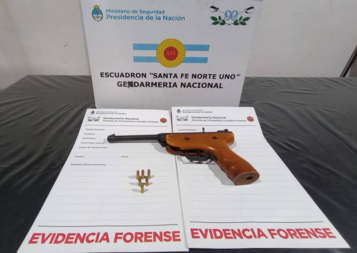 Un motociclista fue identificado con un arma de fuego y cartuchos calibre 22