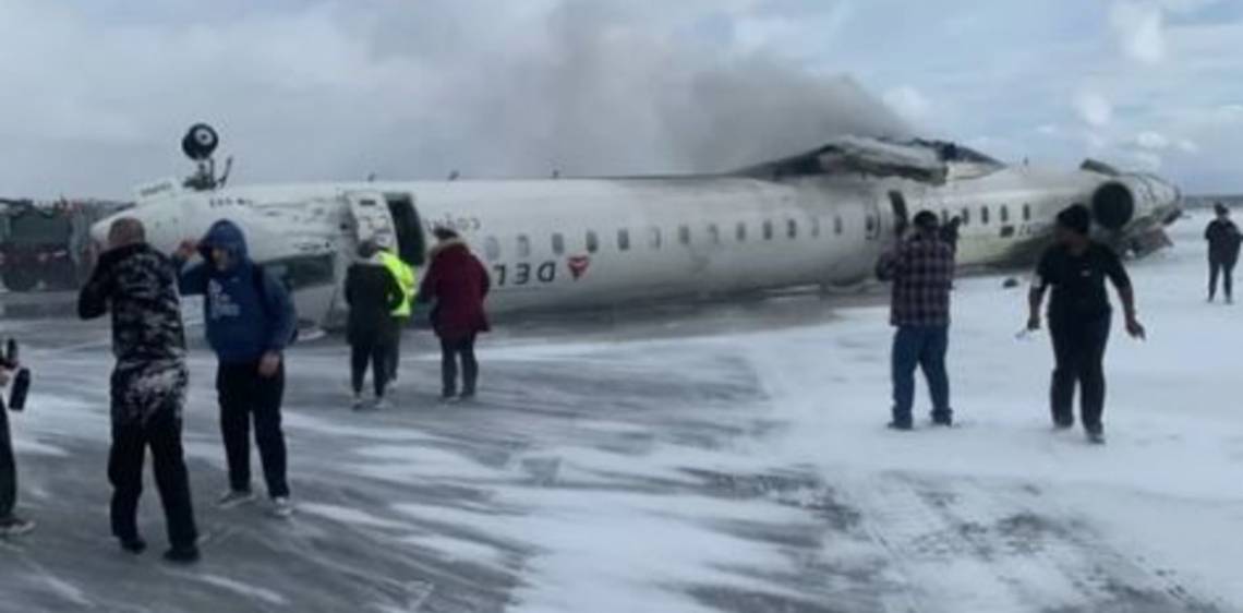 Toronto: un avión volcó durante el aterrizaje y hubo 17 heridos