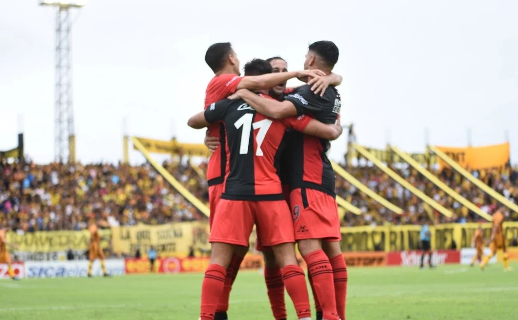 Colón visita a Mitre en un duelo exigente bajo el calor santiagueño