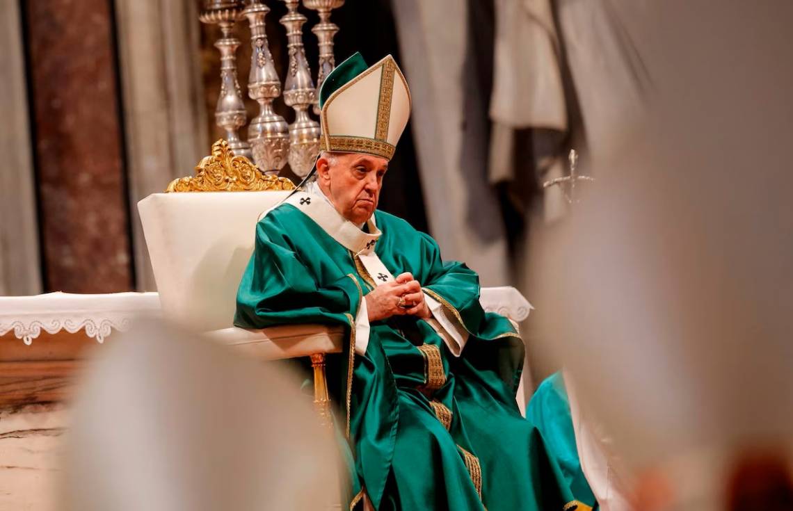 El Vaticano informó que el papa Francisco pasó una noche tranquila tras la crisis respiratoria