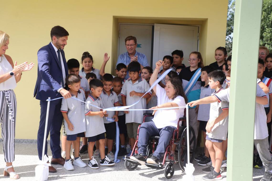 Pullaro inauguró un aula y dio inicio al ciclo lectivo provincial desde una escuela rural 