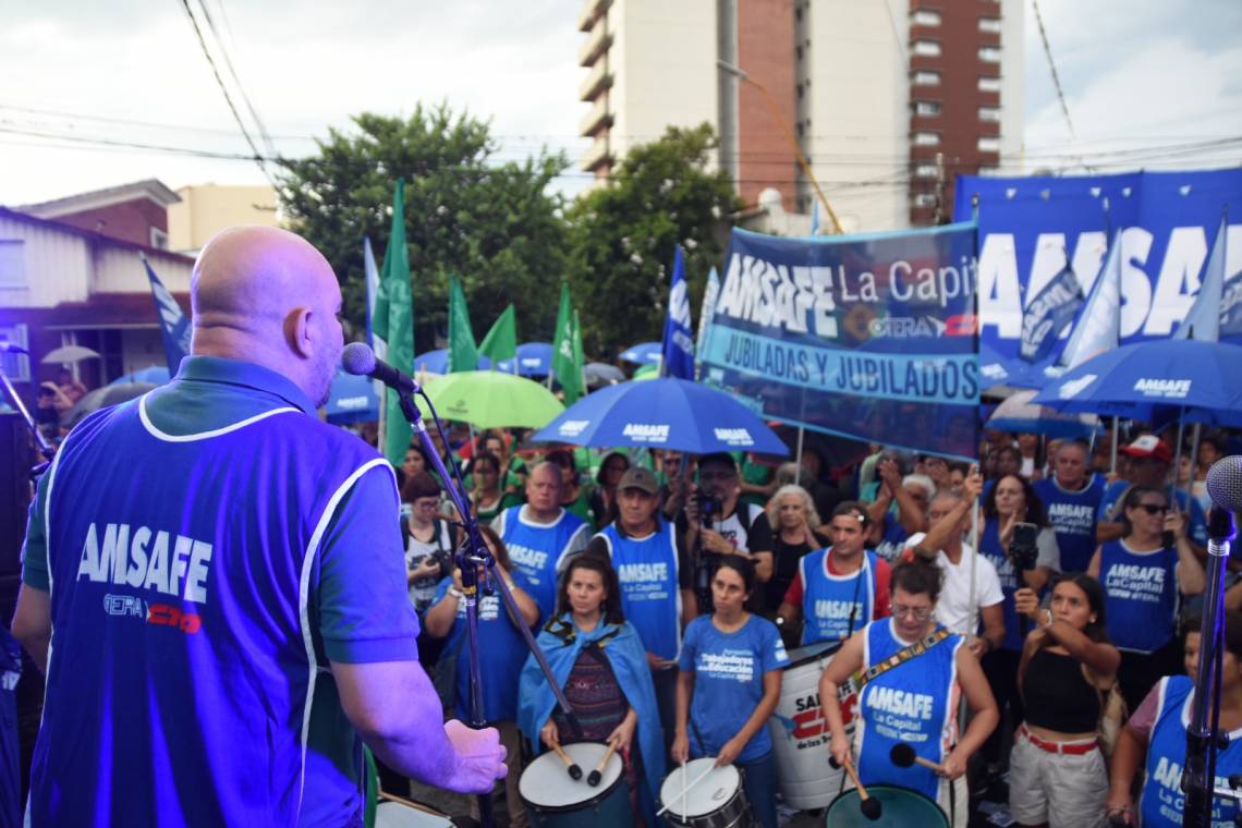 Paro docente: masiva concentración frente a la Regional 4ta. de Educación