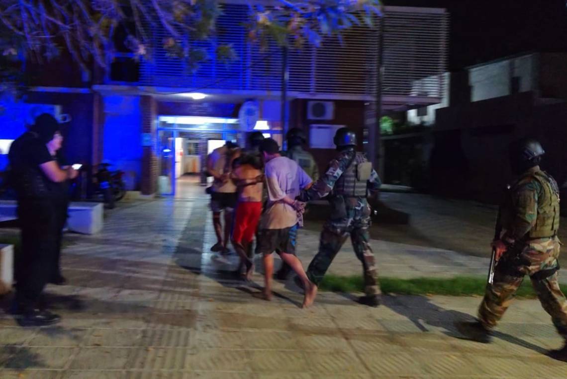 Violencia, aprietes y usurpación: un allanamiento dejó cinco detenidos y armas secuestradas