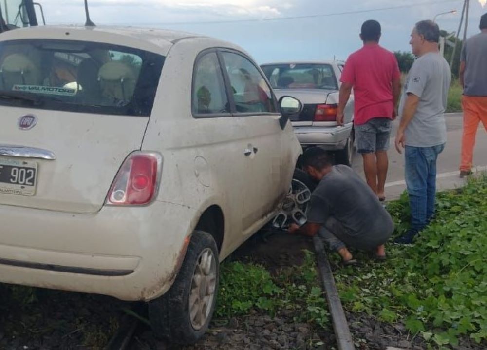 Se quedó dormido al volante y su auto quedó varado sobre las vías en Sauce Viejo