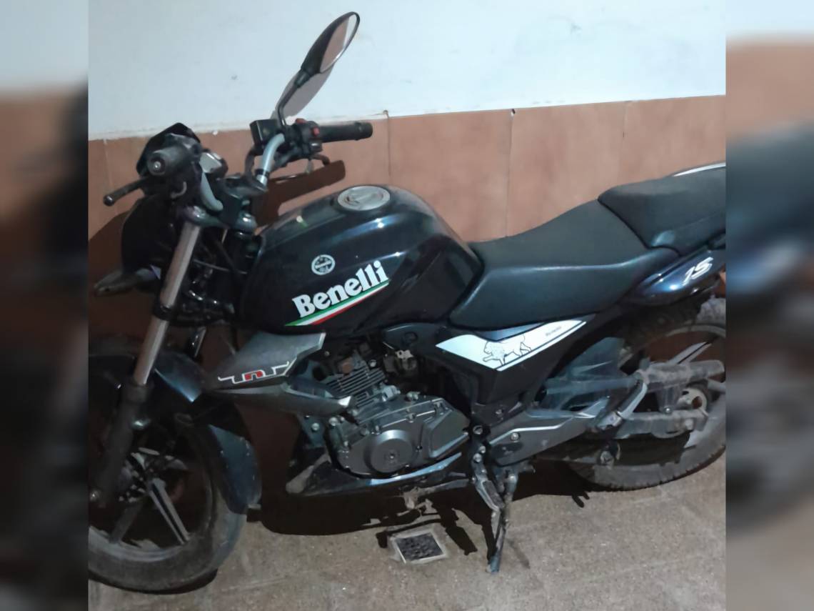 Identificaron a un hombre con pedido de captura y hallaron una moto robada