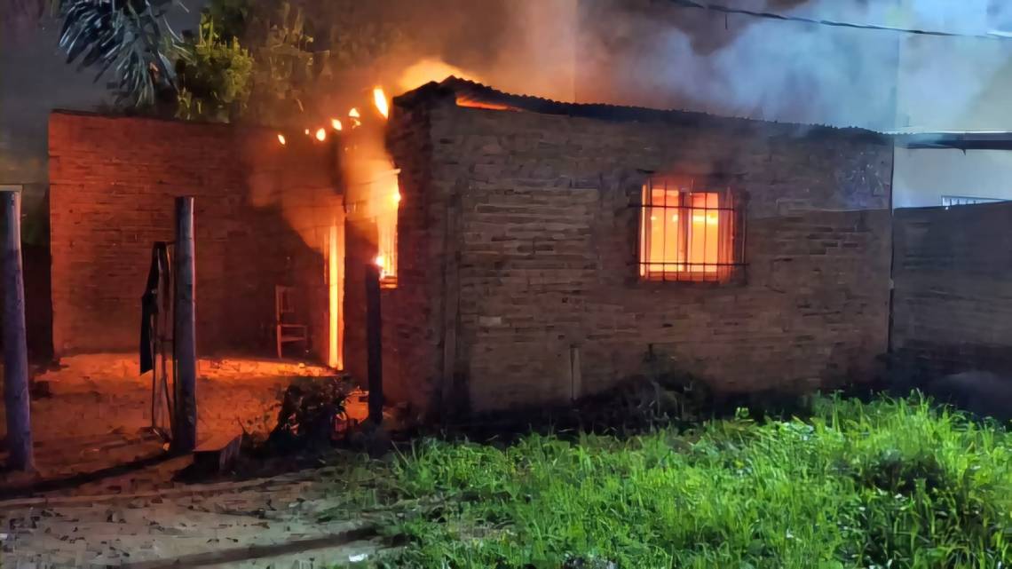 Sauce Viejo: un hombre se atrincheró con un arma tras incendiar una casa