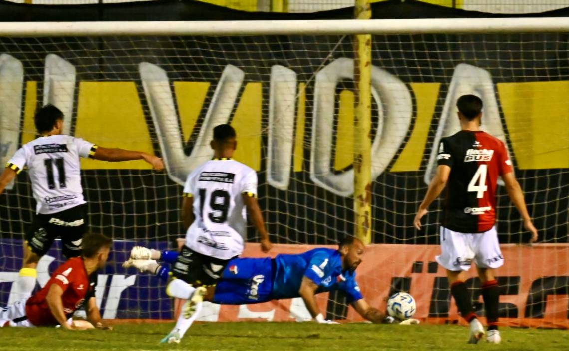 Colón sufrió su primera derrota en el torneo con polémica arbitral incluida