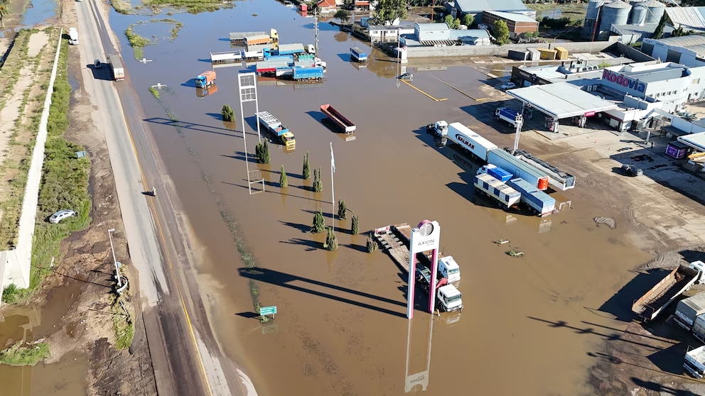 Temporal en Bahía Blanca en vivo: ya casi no queda agua acumulada y buscarán reabrir las escuelas el miércoles
