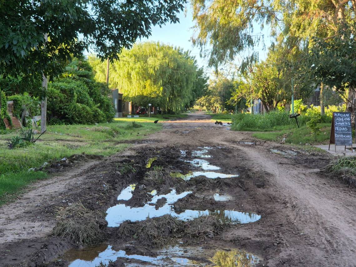 Calles de barrio El Tanque permanecen con agua e intransitables, a más de 48 horas de la última lluvia