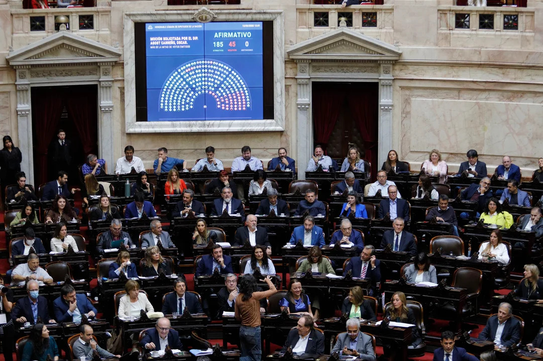 Escándalo: Oscar Zago y Lisandro Almirón se agarraron a piñas en medio de la sesión en Diputados