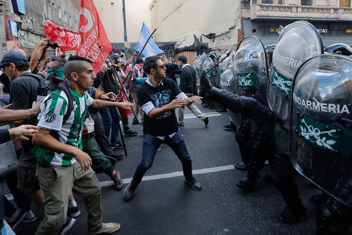 Destrozos, represión e incidentes en la marcha por los jubilados al Congreso
