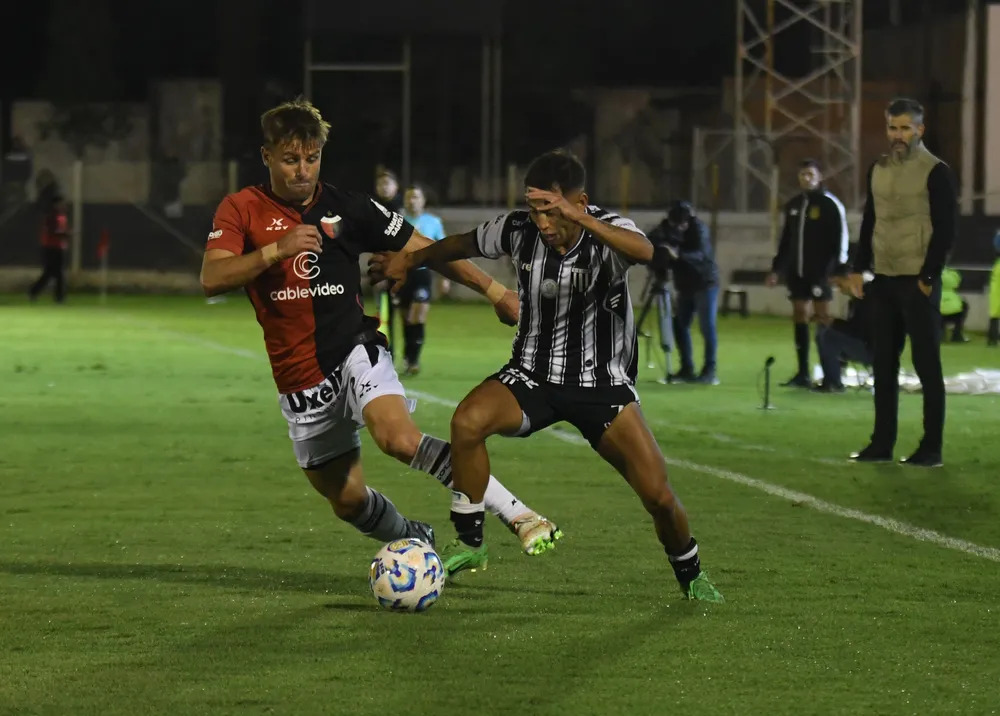Colón sufrió, pero rescató un empate en Mendoza