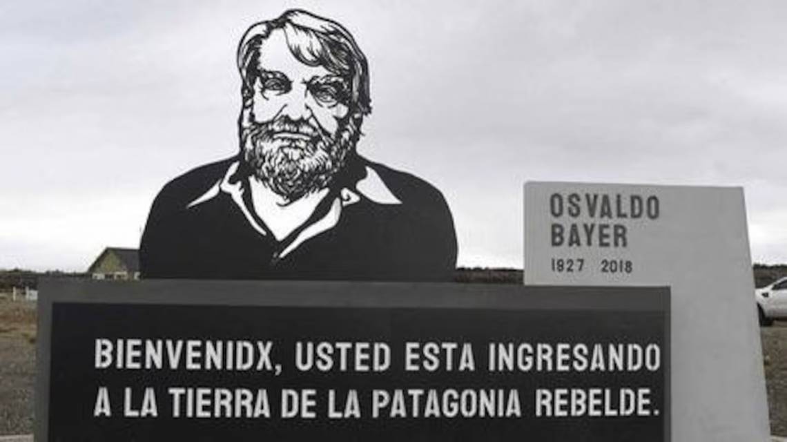 Polémica en Santa Cruz: el Gobierno demolió un monumento a Osvaldo Bayer, autor de “La Patagonia Rebelde”