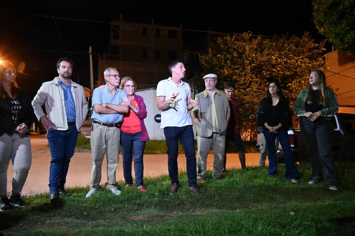 El senador Paco Garibaldi participó de la puesta en funcionamiento de dos alarmas comunitarias en Vecinal 7 de Marzo