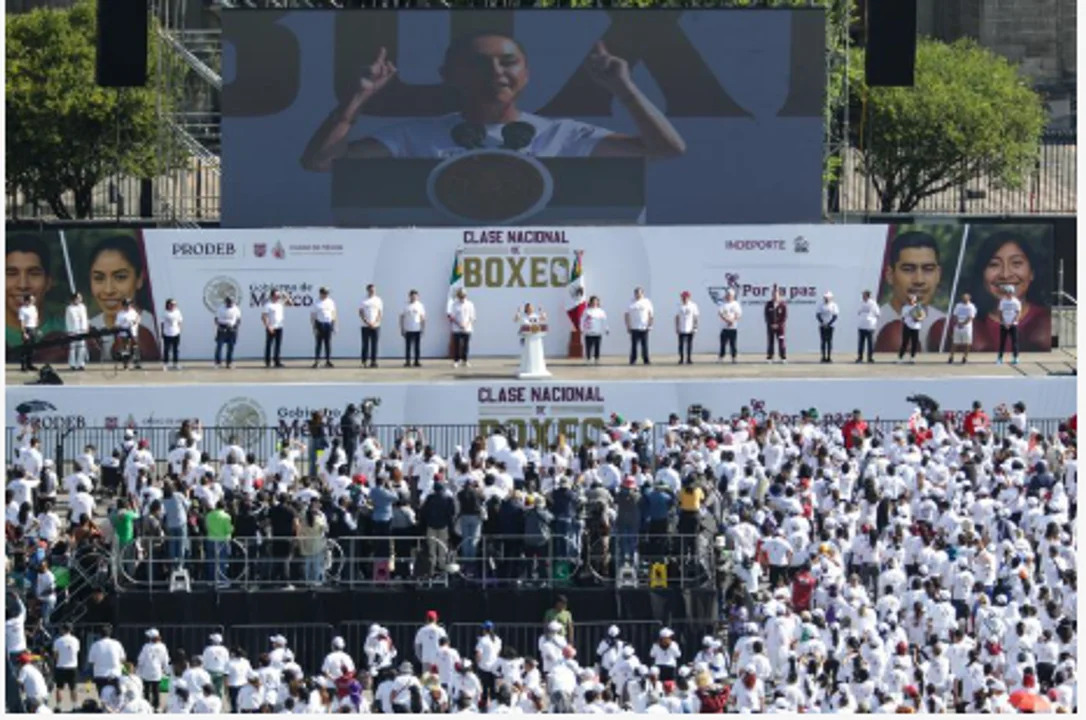 Presidenta de México encabezó una clase masiva con leyendas del boxeo