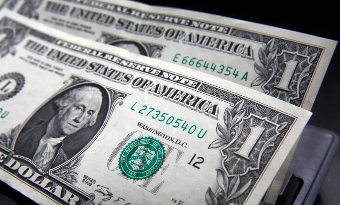 El dólar blue se recalentó: anotó su mayor suba diaria del año y rozó los $1.350