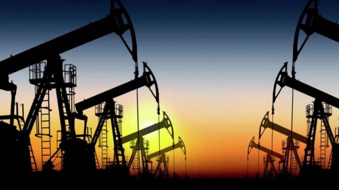 El petróleo se derrumba a mínimos en cuatro años al cotizar por debajo de los US$60