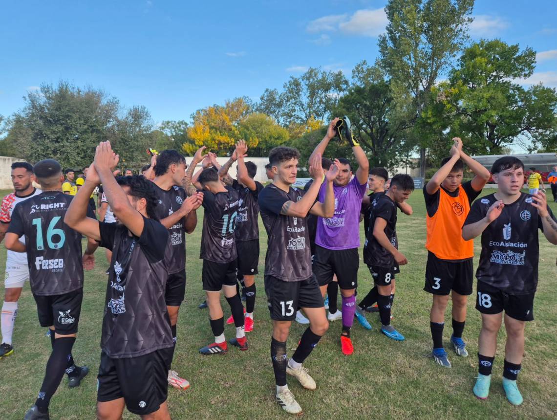 Academia AC consiguió su primer triunfo en un emotivo partido ante Cosmos