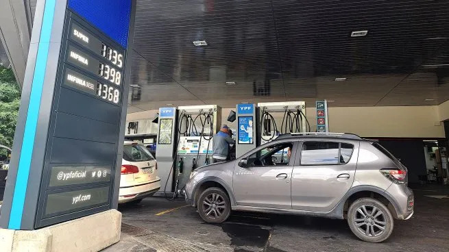 YPF evalúa bajar el precio de la nafta si continúa cayendo el crudo internacional