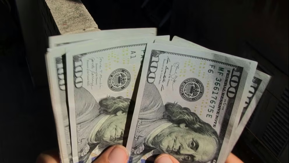 Segundo día sin cepo: el dólar se estabilizó en $1.230 sin la intervención del Banco Central