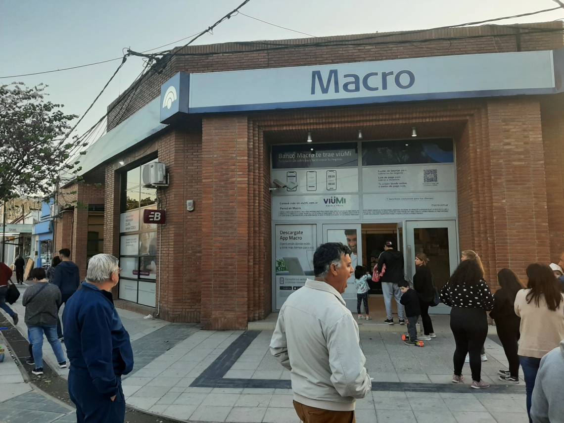 Bancarios cerraron un básico de $1.705.538,86 con un adicional de $77.031,52