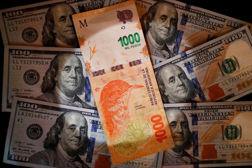 Tercer día sin cepo: el dólar oficial cayó más del 5% y las acciones argentinas subieron pese a la dura baja de Wall Street