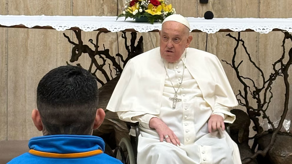 El papa Francisco visitó una cárcel romana por Jueves Santo en medio de su recuperación