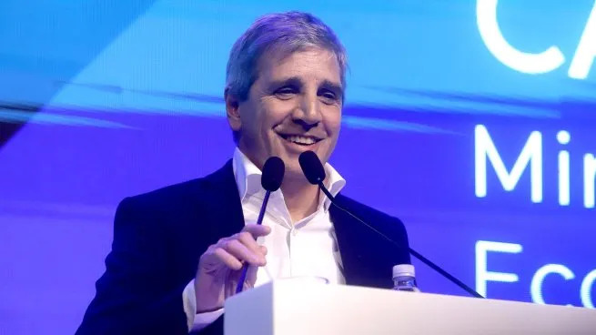 Luis Caputo celebró la baja del dólar y desafió a sus críticos: 