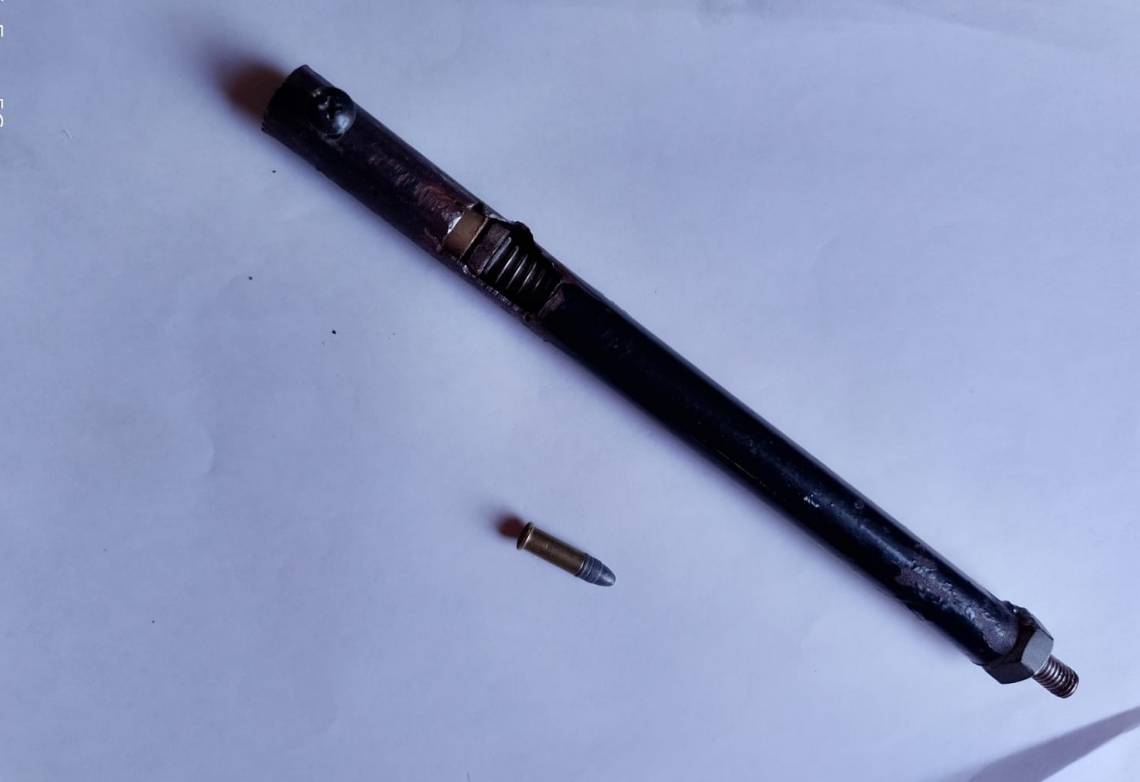 Persecución y detención en Sauce Viejo: circulaban en moto con un arma de fabricación casera